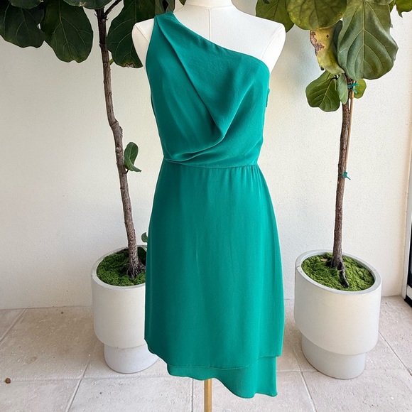 BCBGMaxAzria Dresses & Skirts - ‼️Vintage‼️ BCBGMaxAzria Rare gorgeous green One-Shoulder Dress, size 2